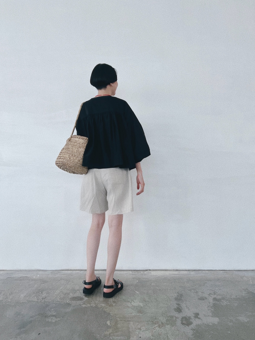 その他のシャツ/ブラウス、ベージュ系のその他パンツ、ブラック系のサンダルを着用したレディースの夏コーディネートの3枚目の写真