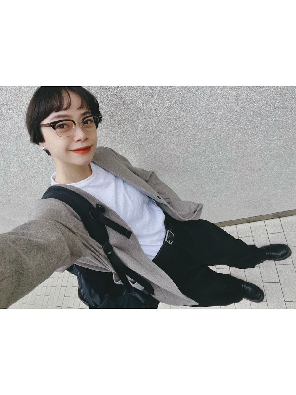 ブラック系のパンプス、ブラック系のその他パンツ、ホワイト系のTシャツ/カットソーを着用したレディースの秋コーディネートの3枚目の写真