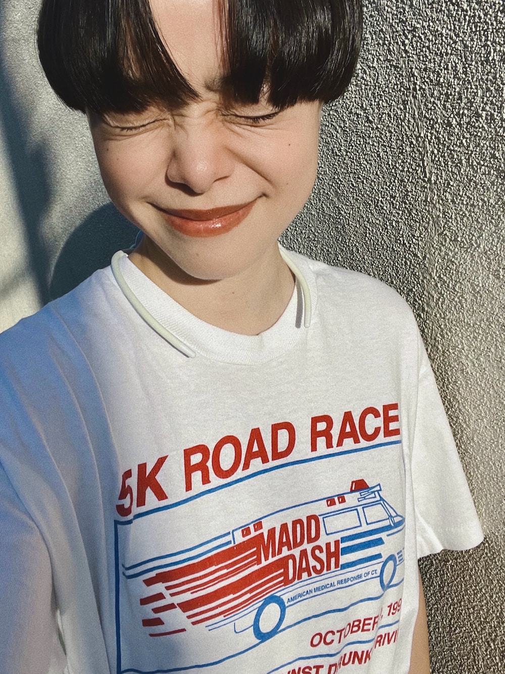 ブラウン系のスカート、ホワイト系のTシャツ/カットソー、ベージュ系のサンダルを着用したレディースの秋コーディネートの2枚目の写真