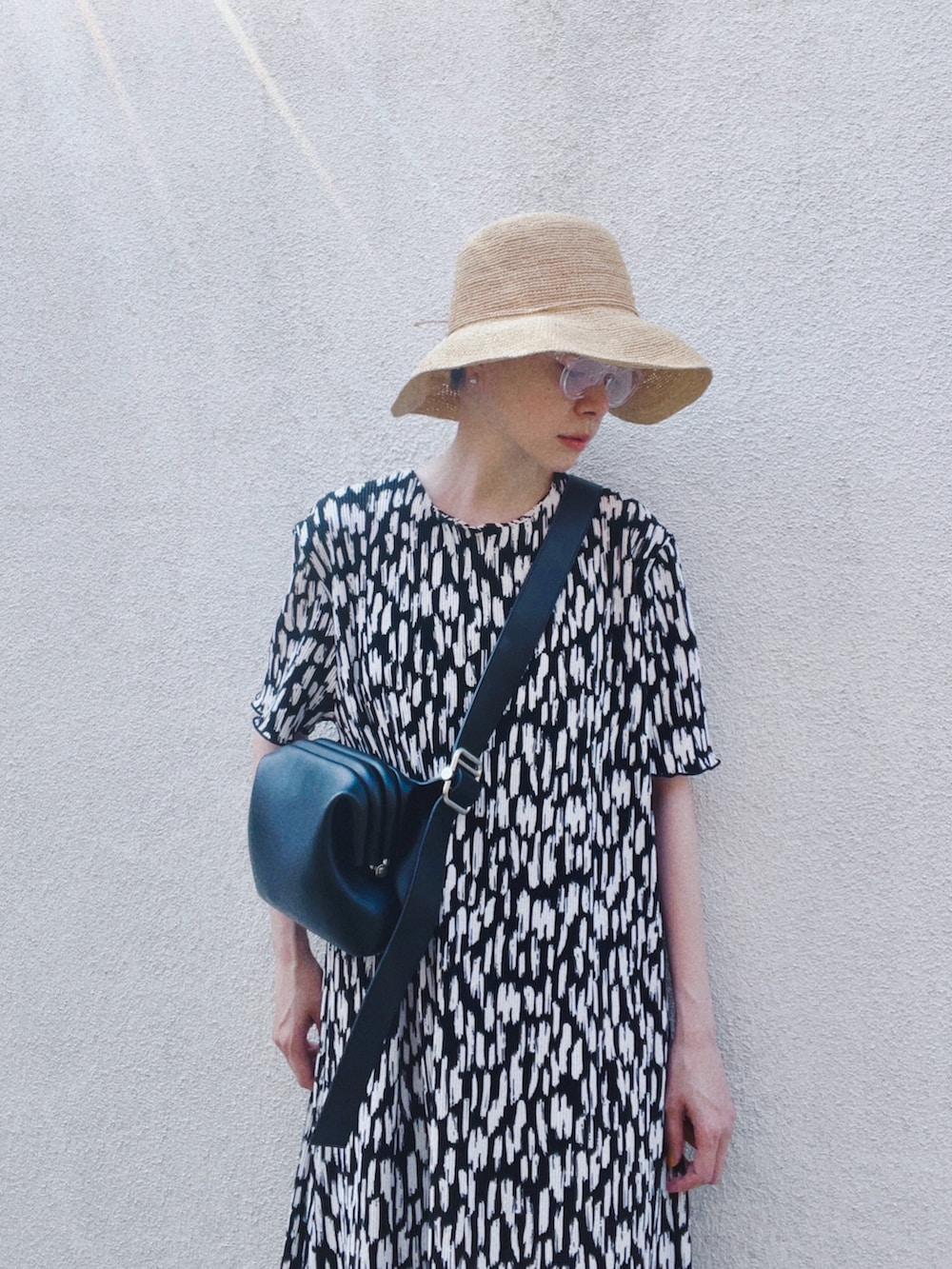 ブラック系のサンダル、ブラック系のワンピース、ブラック系のバッグを着用したレディースの夏コーディネートの2枚目の写真