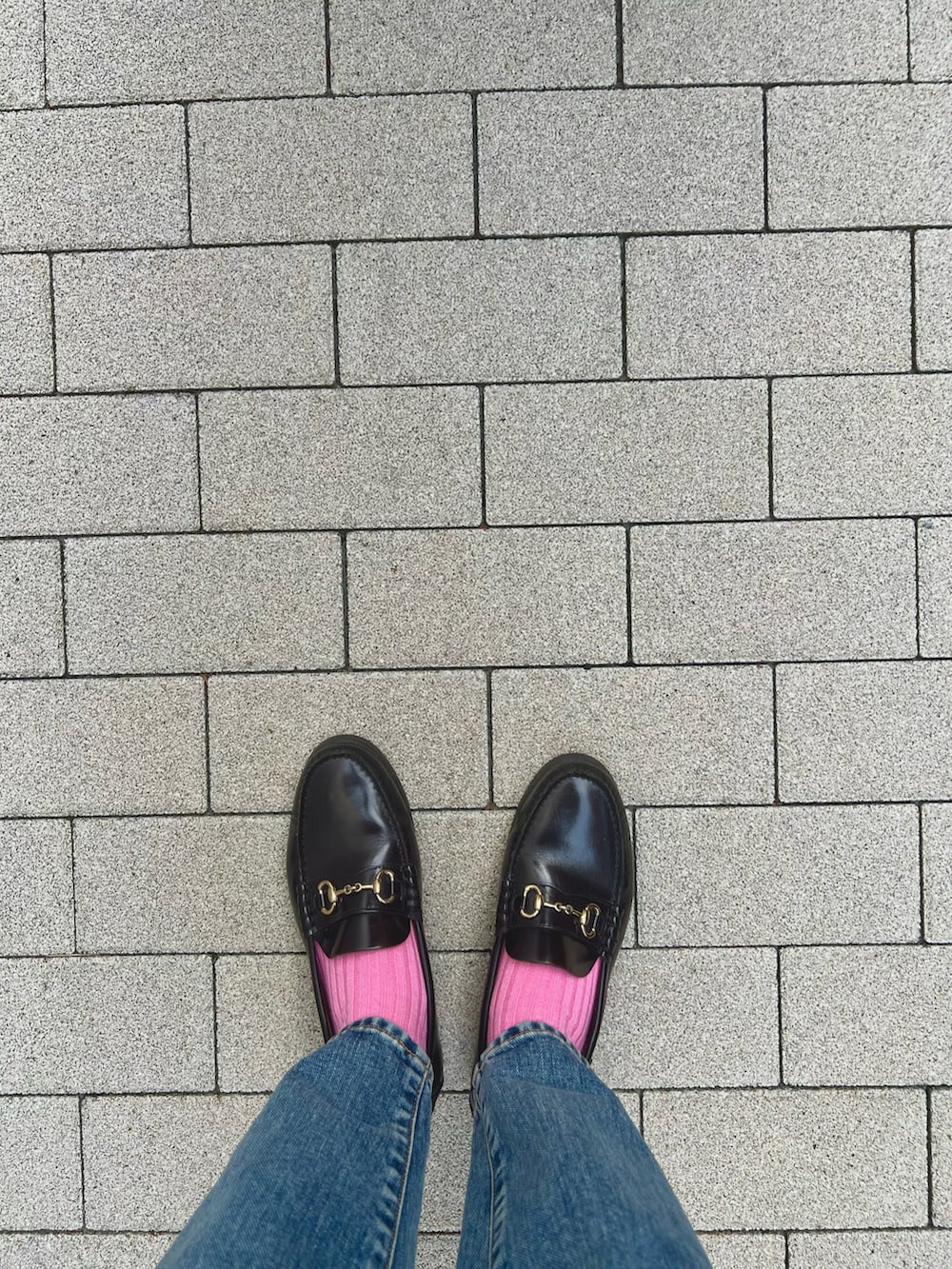 ブルー系のデニムパンツ、ブルー系のその他アウター、ブルー系のニット/セーターを着用したレディースの冬コーディネートの2枚目の写真