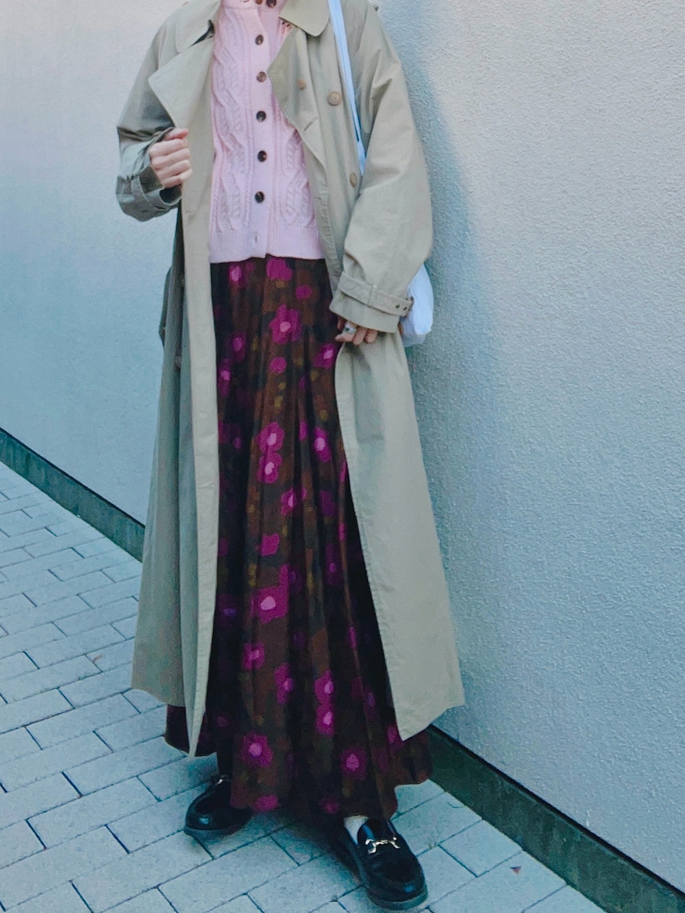 ブラウン系のスカート、ピンク系のカーディガン/ボレロ、ホワイト系のTシャツ/カットソーを着用したレディースの秋コーディネートの3枚目の写真