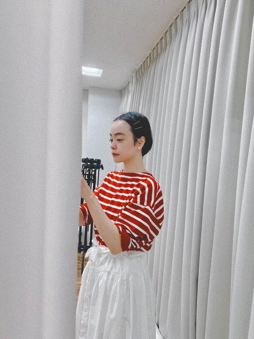 レッド系のトップス、ベージュ系のエコバッグ/サブバッグ、ブラック系のサンダルを着用したレディースの夏コーディネートの2枚目の写真