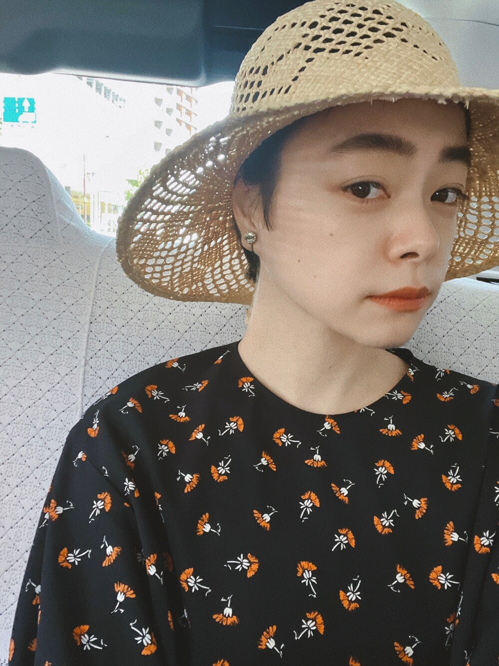その他のワンピース、ブラック系のハンドバッグ、ブラック系のサンダルを着用したレディースの夏コーディネートの2枚目の写真