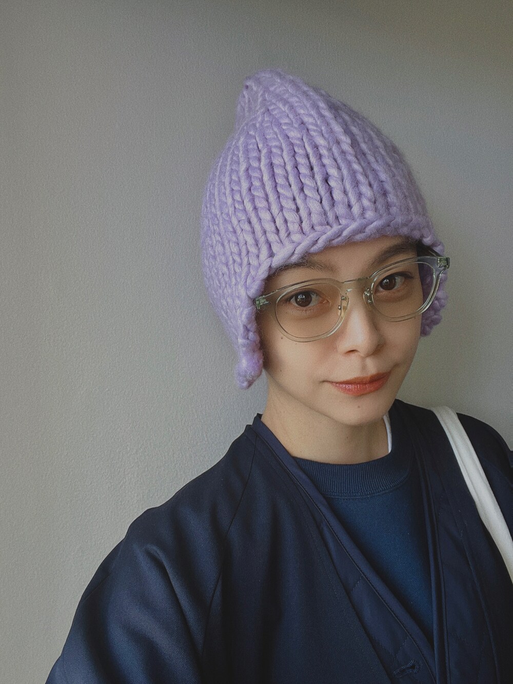 ホワイト系のトートバッグ、ブルー系のジャケット/アウター、ブルー系のスウェットを着用したレディースの秋コーディネートの4枚目の写真