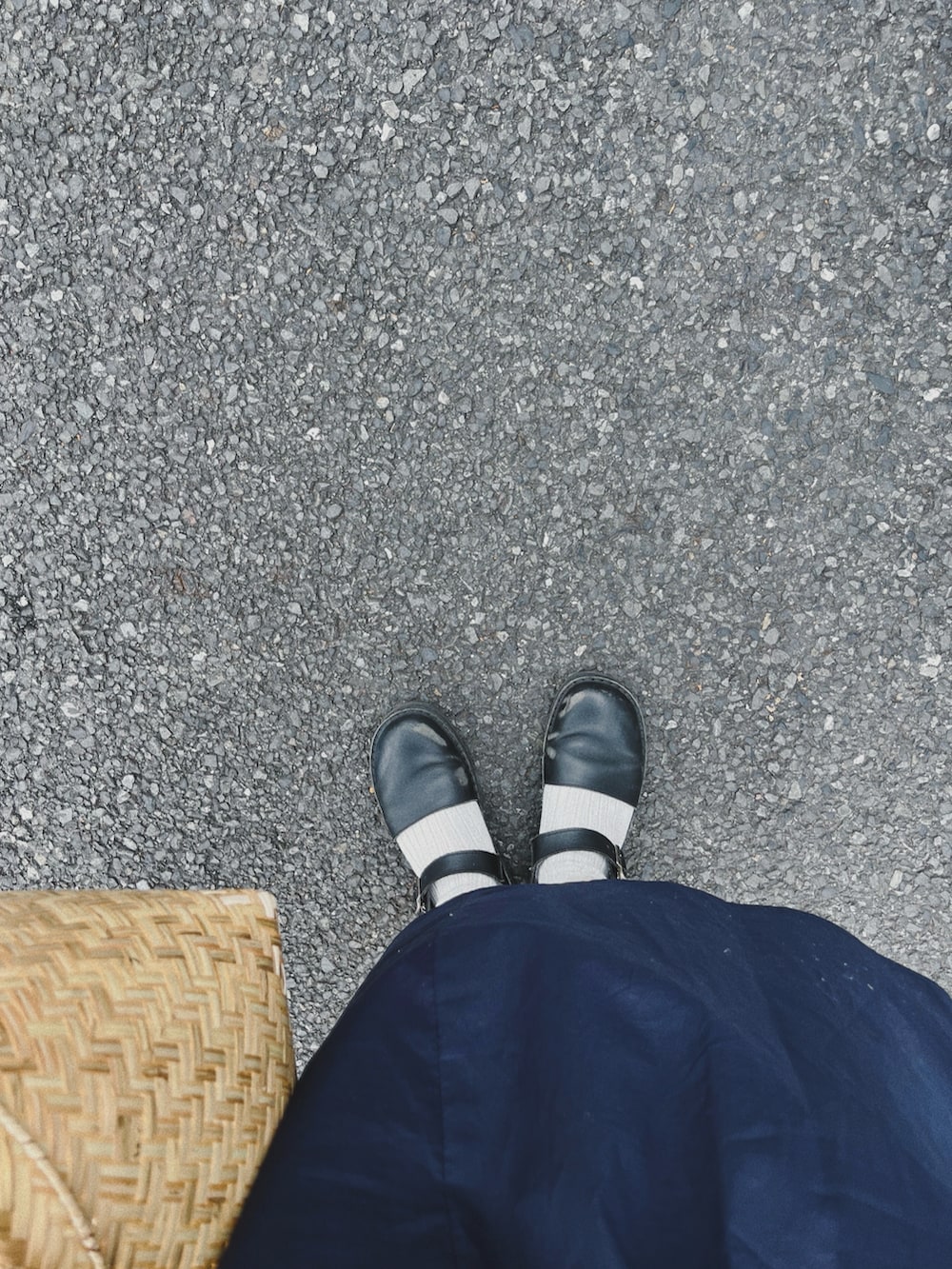 ブルー系のワンピース、ブラック系のシューズ、ホワイト系のその他パンツを着用したレディースの春コーディネートの2枚目の写真