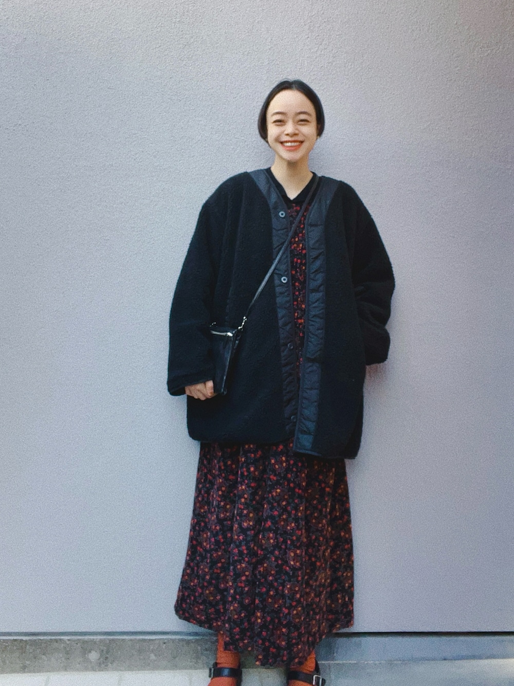 ブラック系のシューズ、ブラック系のワンピース/ドレス、ブラック系のバッグを着用したレディースの冬コーディネートの2枚目の写真