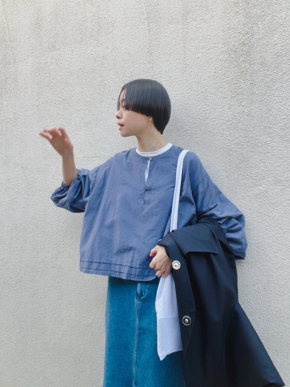 ブルー系のデニムスカート、その他のシャツ/ブラウス、ホワイト系のTシャツ/カットソーを着用したレディースの春コーディネートの3枚目の写真