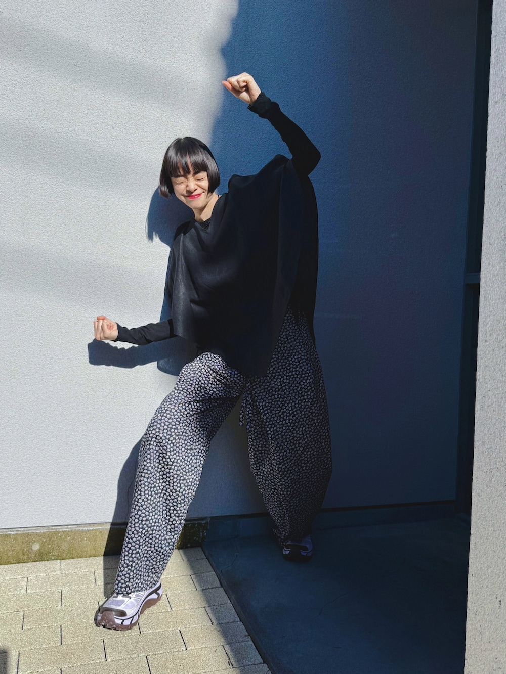 ブルー系のその他パンツ、パープル系のスニーカーを着用したレディースの春コーディネートの2枚目の写真