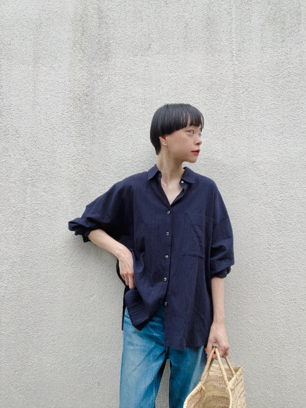 ブルー系のシャツ/ブラウス、ブルー系のデニムパンツ、ブラウン系のサンダルを着用したレディースの夏コーディネートの3枚目の写真