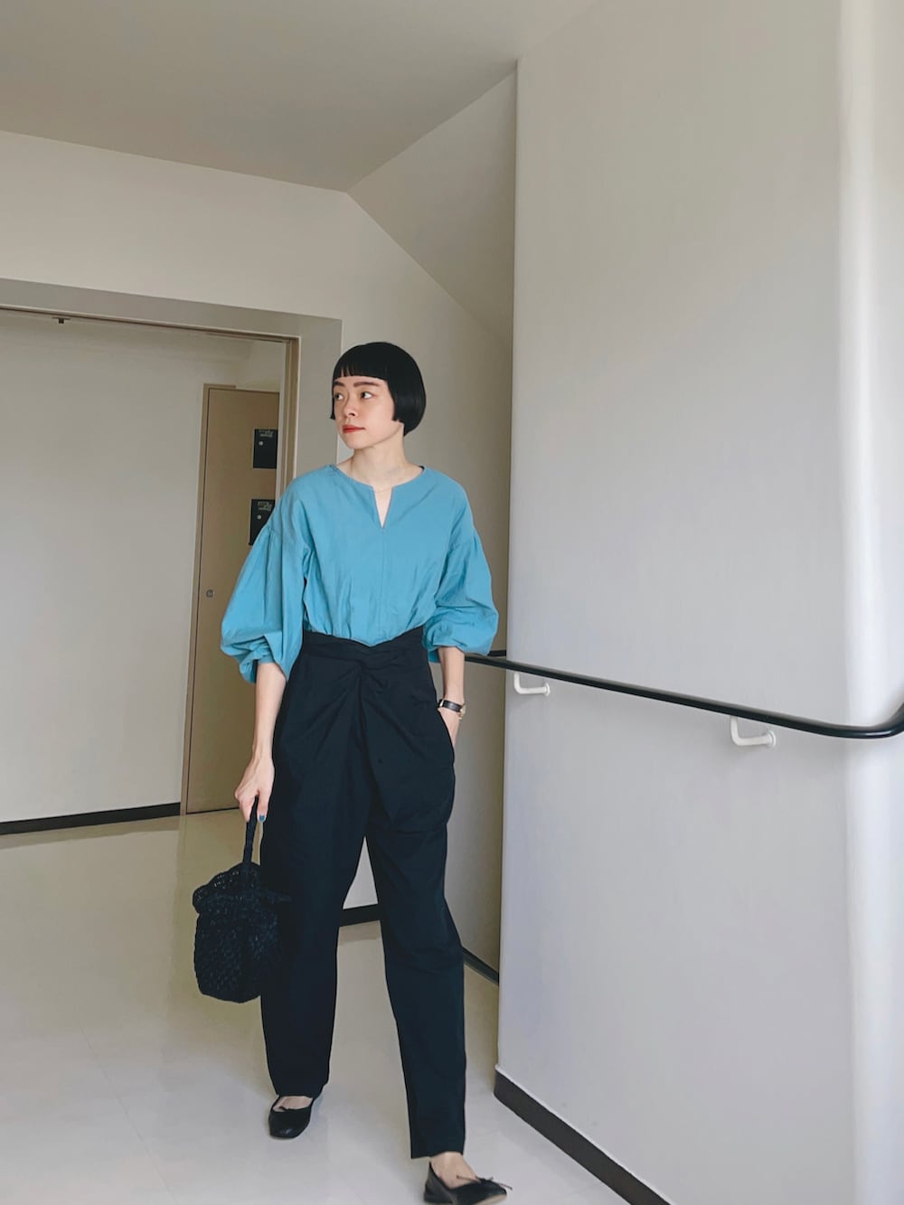 「秋コーデ、大人コーデ、シンプルコーデ、パンツコーデ、ラップパンツ、シンプル、ナチュラル、コラボ、バレエシューズ、黒、ブラウス」｜「studio CLIPの《DAYS》コラボカラーブラウス（シャツ/ブラウス、ブルー系）」を使った、Kanocoさん（レディース・170cm）の秋コーディネートの2枚目の写真