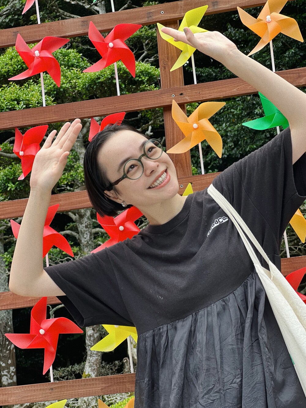 ブラック系のワンピース/ドレスを着用したレディースの夏コーディネートの2枚目の写真
