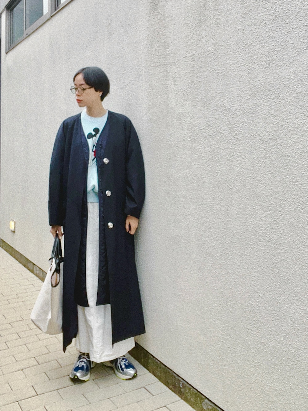 「シンプルスタイル、春、ミッキー、スウェット、白スカート、スニーカー、スニーカーコーデ、カジュアル、高身長女子、ママコーデ」｜「GOOD ROCK SPEEDの『別注』GOOD ROCK SPEED×URBAN RESEARCH　Mickey / スウェット（スウェット、ブルー系）」を使った、Kanocoさん（レディース・170cm）の冬コーディネートの3枚目の写真