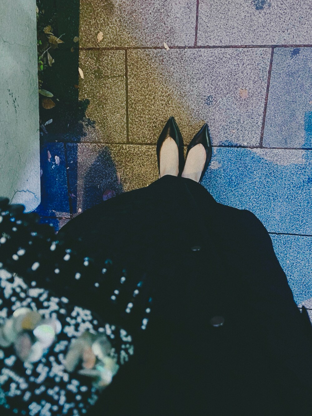 ブラック系のジャンパースカート、ブラック系のパンプス、ブラック系のキャミソールを着用したレディースの冬コーディネートの2枚目の写真