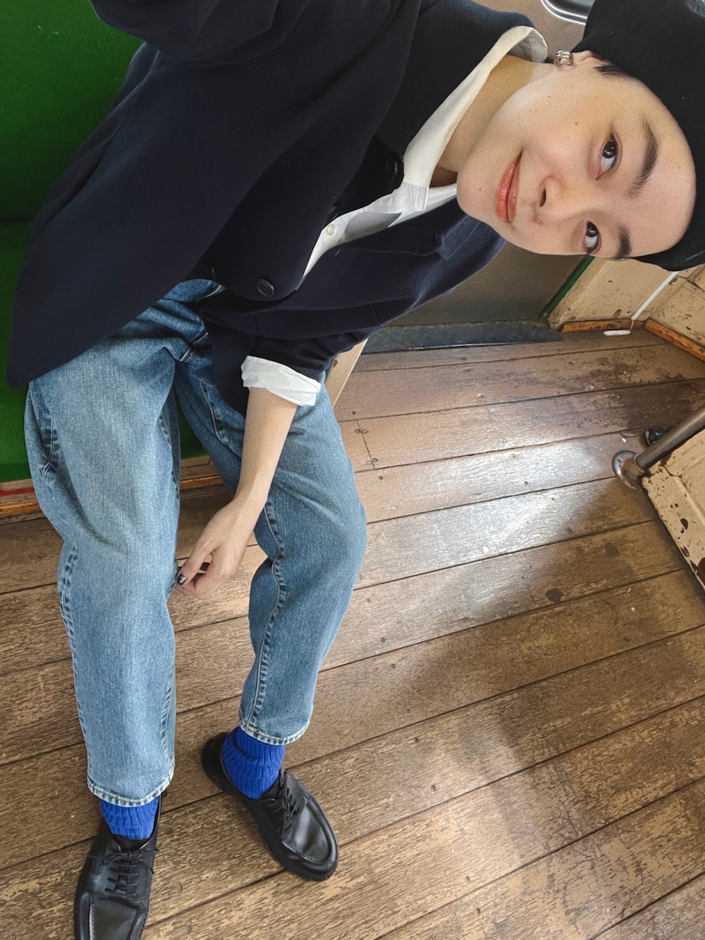 「白シャツ、白シャツ×デニム、革靴、UNIQLO、ユニクロ、ベレー帽、シンプルコーデ、シンプル、シンプルスタイル、カジュアル、カジュアルコーデ、デニム、秋服、ママコーデ」｜「nagonstansのModest P-03（デニムパンツ、ブルー系）」を使った、Kanocoさん（レディース・170cm）の秋コーディネートの2枚目の写真