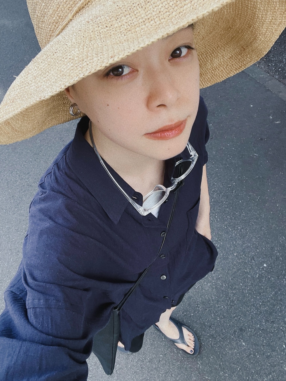 ブラック系のその他パンツ、ブルー系のシャツ/ブラウス、ホワイト系のタンクトップを着用したレディースの夏コーディネートの4枚目の写真