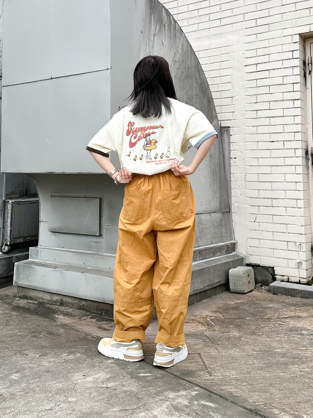 「夏コーデ、綿素材、ダブルネーム、DOUBLE NAME、だぼゆる、ゆるコーデ、刺繍トップス」｜「DOUBLE NAMEのSTG BABY BEACH BACK刺しゅうTEE/ユニセックス（Tシャツ/カットソー、ホワイト系）」を使った、Tamaさん（骨格ストレート・レディース・156cm）の夏コーディネートの2枚目の写真