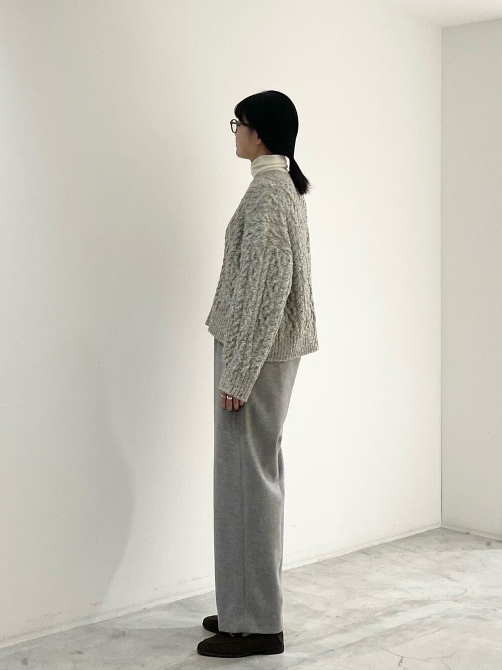 グレー系のニット/セーター、グレー系のその他パンツを着用したレディースの冬コーディネートの3枚目の写真