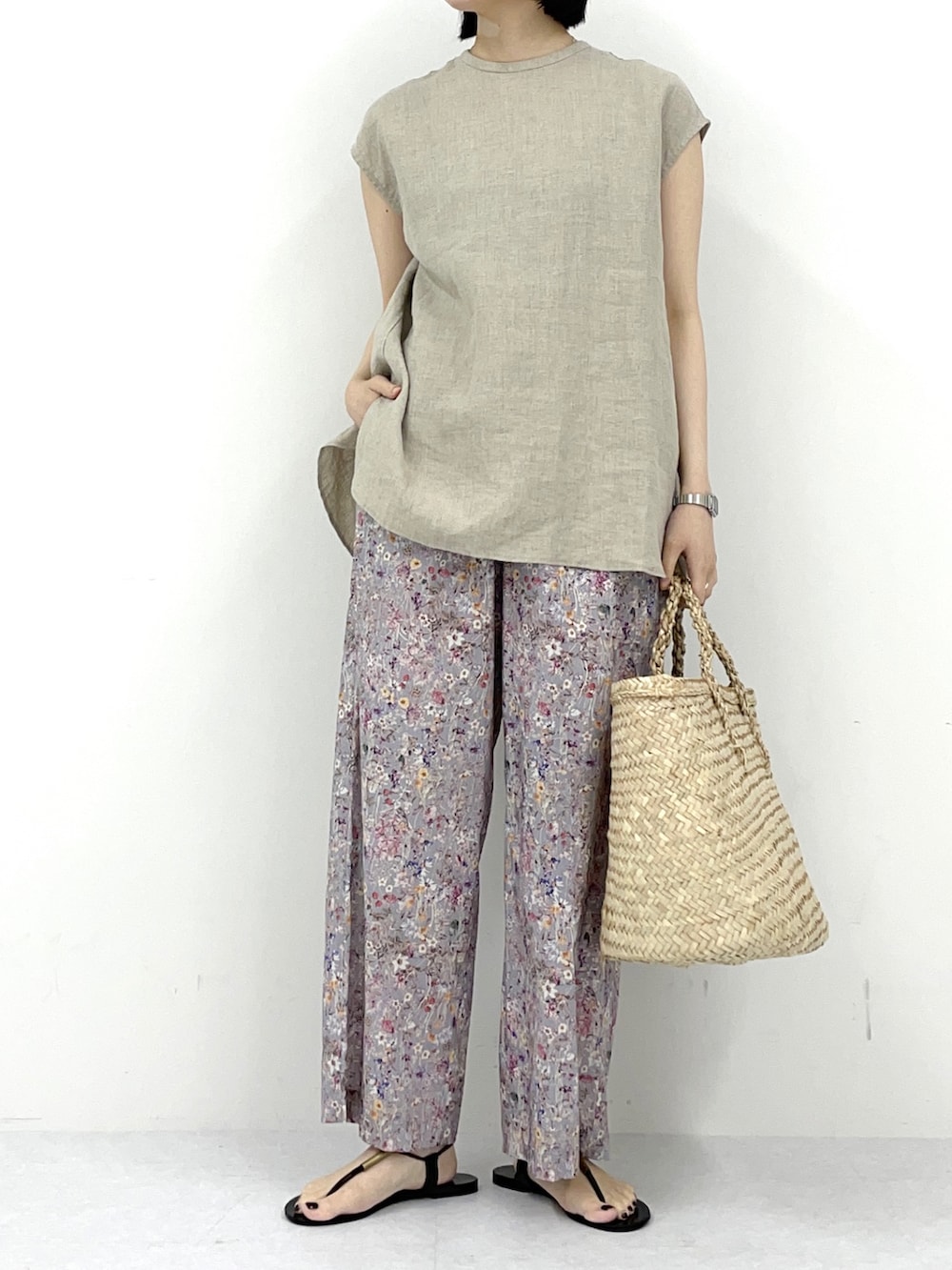 ベージュ系のTシャツ/カットソー、グレー系のその他パンツを着用したレディースの春コーディネートの3枚目の写真