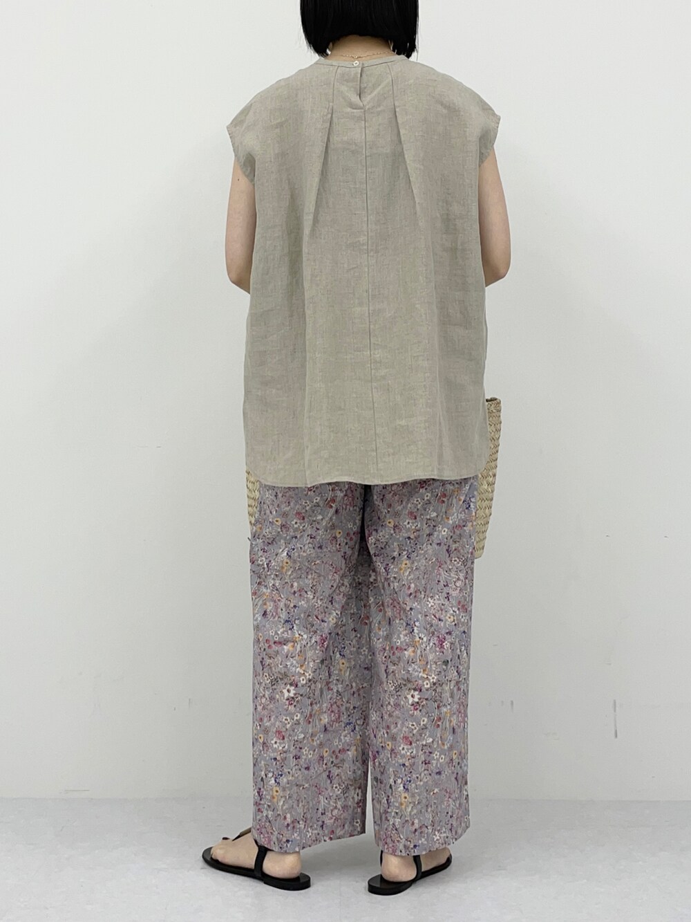 ベージュ系のTシャツ/カットソー、グレー系のその他パンツを着用したレディースの春コーディネートの5枚目の写真