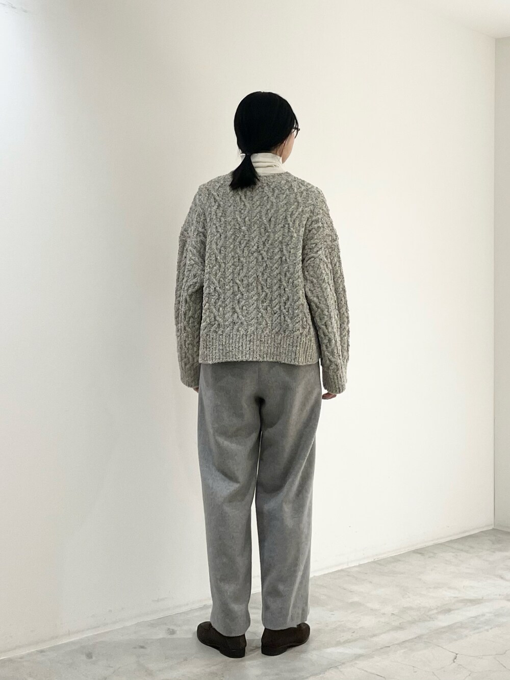 グレー系のニット/セーター、グレー系のその他パンツを着用したレディースの冬コーディネートの4枚目の写真