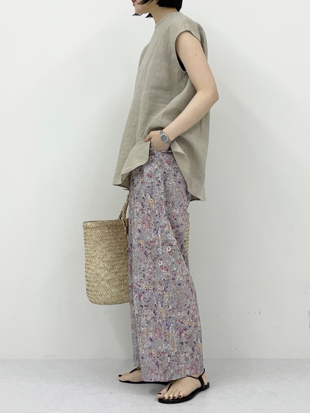 ベージュ系のTシャツ/カットソー、グレー系のその他パンツを着用したレディースの春コーディネートの4枚目の写真