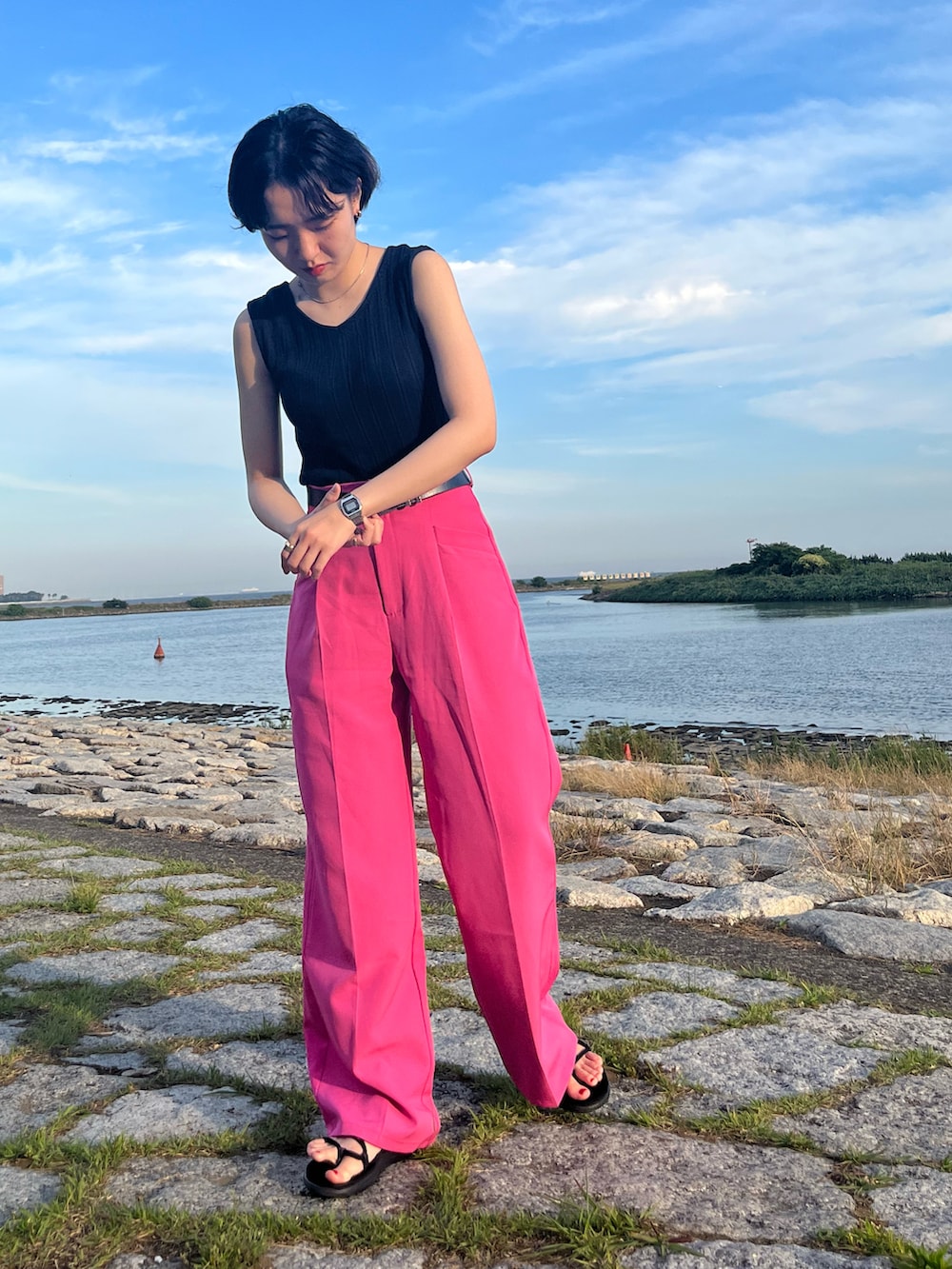 ピンク系のその他パンツ、ブラック系のサンダルを着用したレディースの夏コーディネートの2枚目の写真