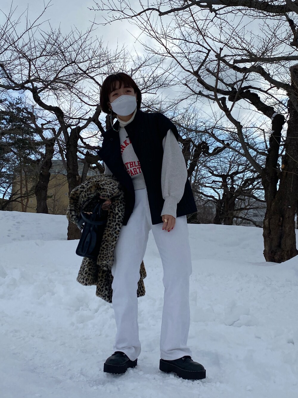 「ootd、used、white、FREAK’Ｓ STORE、ホワイトパンツ、ホワイトデニム、フレアパンツ」｜「Wranglerのアイテム（デニムパンツ、ホワイト系）」を使った、KOTOmiさん（レディース・158cm）の冬コーディネートの3枚目の写真
