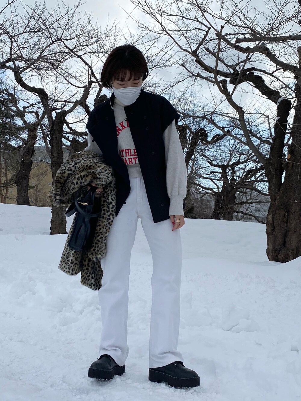 「ootd、used、white、FREAK’Ｓ STORE、ホワイトパンツ、ホワイトデニム、フレアパンツ」｜「Wranglerのアイテム（デニムパンツ、ホワイト系）」を使った、KOTOmiさん（レディース・158cm）の冬コーディネートの2枚目の写真
