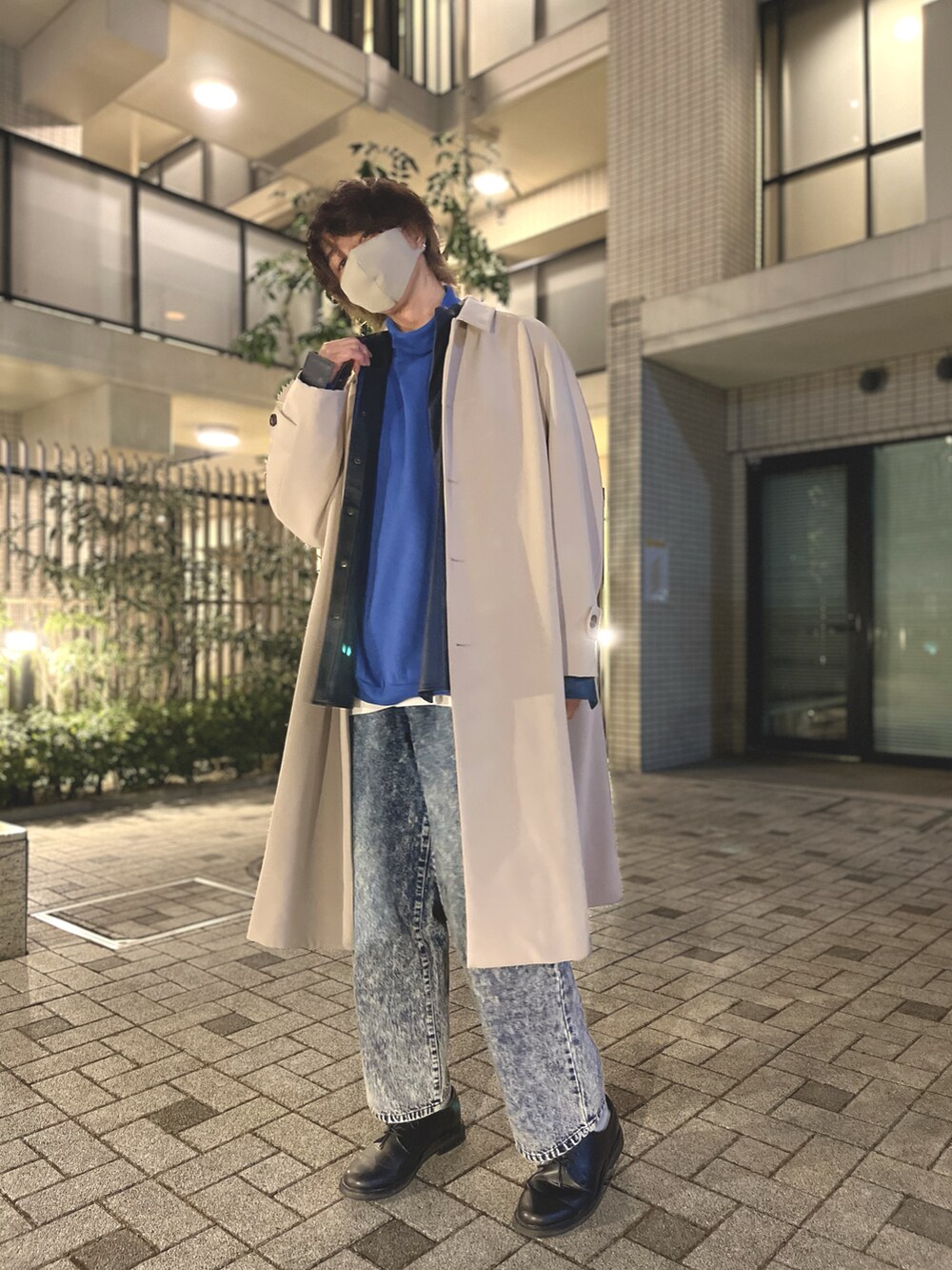 ブルー系のニット/セーター、ホワイト系のタンクトップ、ベージュ系のステンカラーコートを着用したメンズの冬コーディネートの3枚目の写真