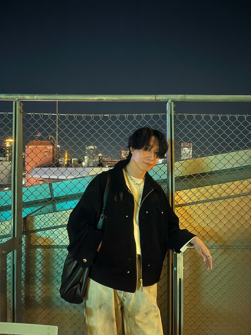 「短丈トップス、最近のいい感じコーデ、冬、Aライン、CASPER JOHN、tk.TAKEO KIKUCHI、LILL、aimoha(aimoha)、Lapis Moon、タックイン、プチプラ、ブーツ、ホワイトデニム、コーデュロイジャケット」|「CASPER JOHNのCorduroy B-3 gimmick flight blouson/コーデュロイB-3ギミックフライトブルゾン(ブルゾン、ブラック系)」を使った、アムネシアさん(メンズ・176cm)の冬コーディネートの4枚目の写真