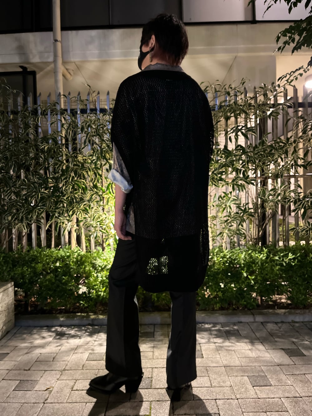 ブラック系のブーツ、ブラック系のベスト、ベージュ系のシャツ/ブラウスを着用したメンズの秋コーディネートの5枚目の写真