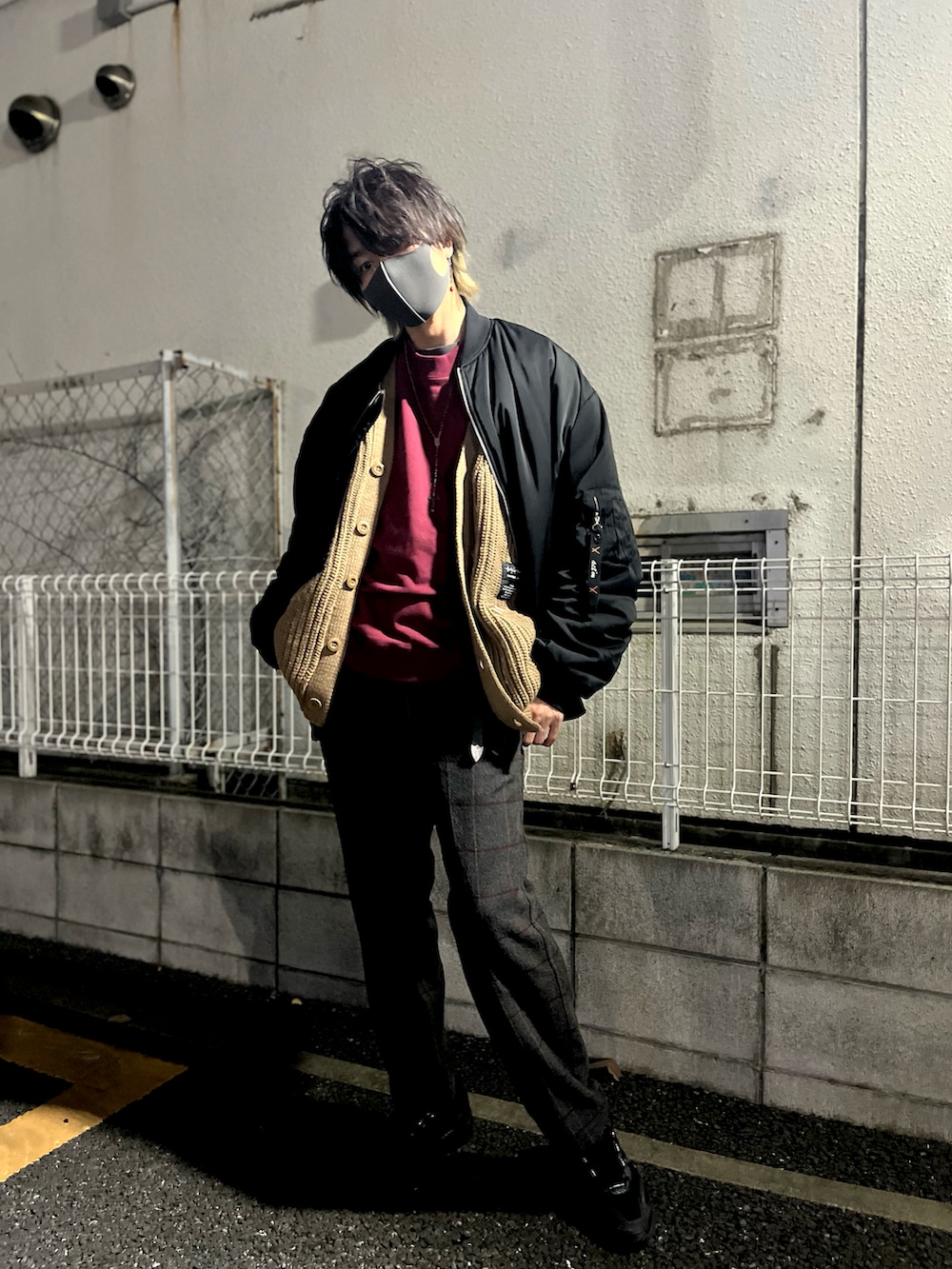 「act'm、GU、UNIQLO、Dickies、Ellno Loset、adidas、燈屋、MA-1、スウェット、カーディガン、スラックス、スニーカー、暖色系、冬コーデ、ピアス」｜「act'mの【act'm】ブランドロゴ刺繍ベーシックオーバーサイズスウェット（スウェット、レッド系）」を使った、アムネシアさん（メンズ・176cm）の冬コーディネートの5枚目の写真
