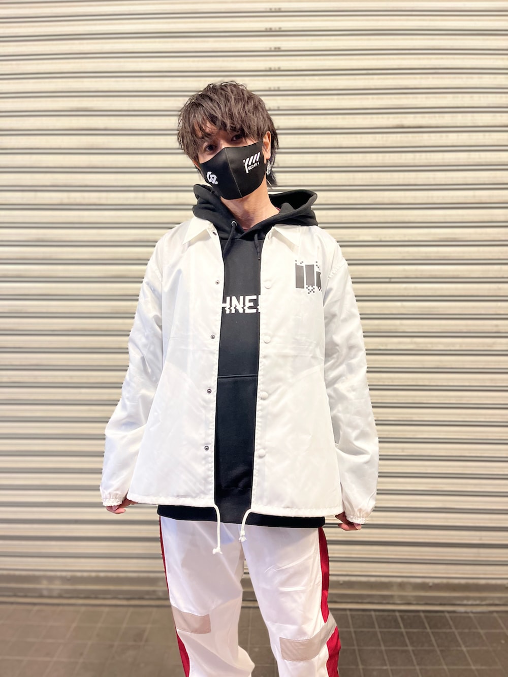 「H＞FRACTAL、中央町戦術工芸、Herden、aimoha(aimoha)、cha2、コーチジャケット、パーカー、ジョガーパンツ、リフレクター、サイバー、冬コーデ、タクティカル、スニーカー、テックウェア、ストリートフェス2023」｜「H＞FRACTALのH＞FRACTAL ORIGINAL – ANARCHY CHECKER COACH JACKET (WHITE) 15,984円(税込)（ナイロンジャケット、ホワイト系）」を使った、アムネシアさん（メンズ・176cm）の冬コーディネートの5枚目の写真