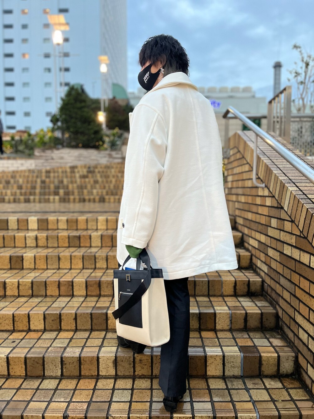 「adrer、Ellno Loset、Junred、cha2、Pコート、カーディガン、ヒールブーツ、トートバッグ、フレアパンツ、刺繍、冬コーデ、お洒落さんとつながりたい、いいね、save、フォローお願いします🤑」｜「ADRERのADRER：High sole leather heel boots/ハイソールレザーヒールブーツ（ブーツ、ブラック系）」を使った、アムネシアさん（メンズ・176cm）の冬コーディネートの4枚目の写真