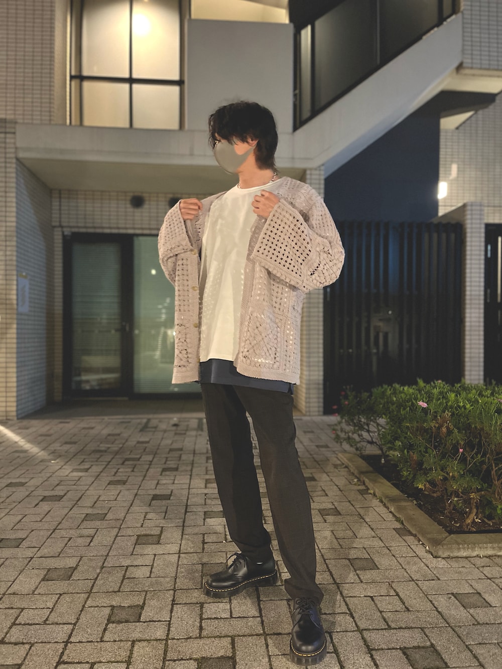 ホワイト系のTシャツ/カットソー、ブルー系のタンクトップ、ブラック系のローファーを着用したメンズの春コーディネートの3枚目の写真