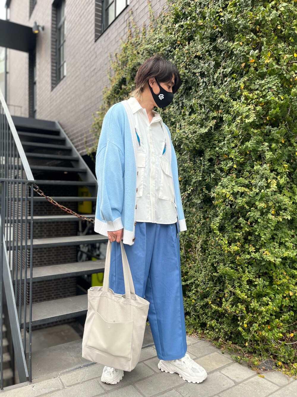 「Mr.creape、adrer、WEGO、CASPER JOHN、KUUUPY、aimoha(aimoha)、cha2、カーディガン、シャツ、ワイドパンツ、トートバッグ、スニーカー、青×白、ブルー x ホワイト、春コーデ」｜「mr. creapeのmr.creape ビッグシルエット配色カーディガン　(ブルー)（カーディガン/ボレロ、ブルー系）」を使った、アムネシアさん（メンズ・176cm）の春コーディネートの3枚目の写真