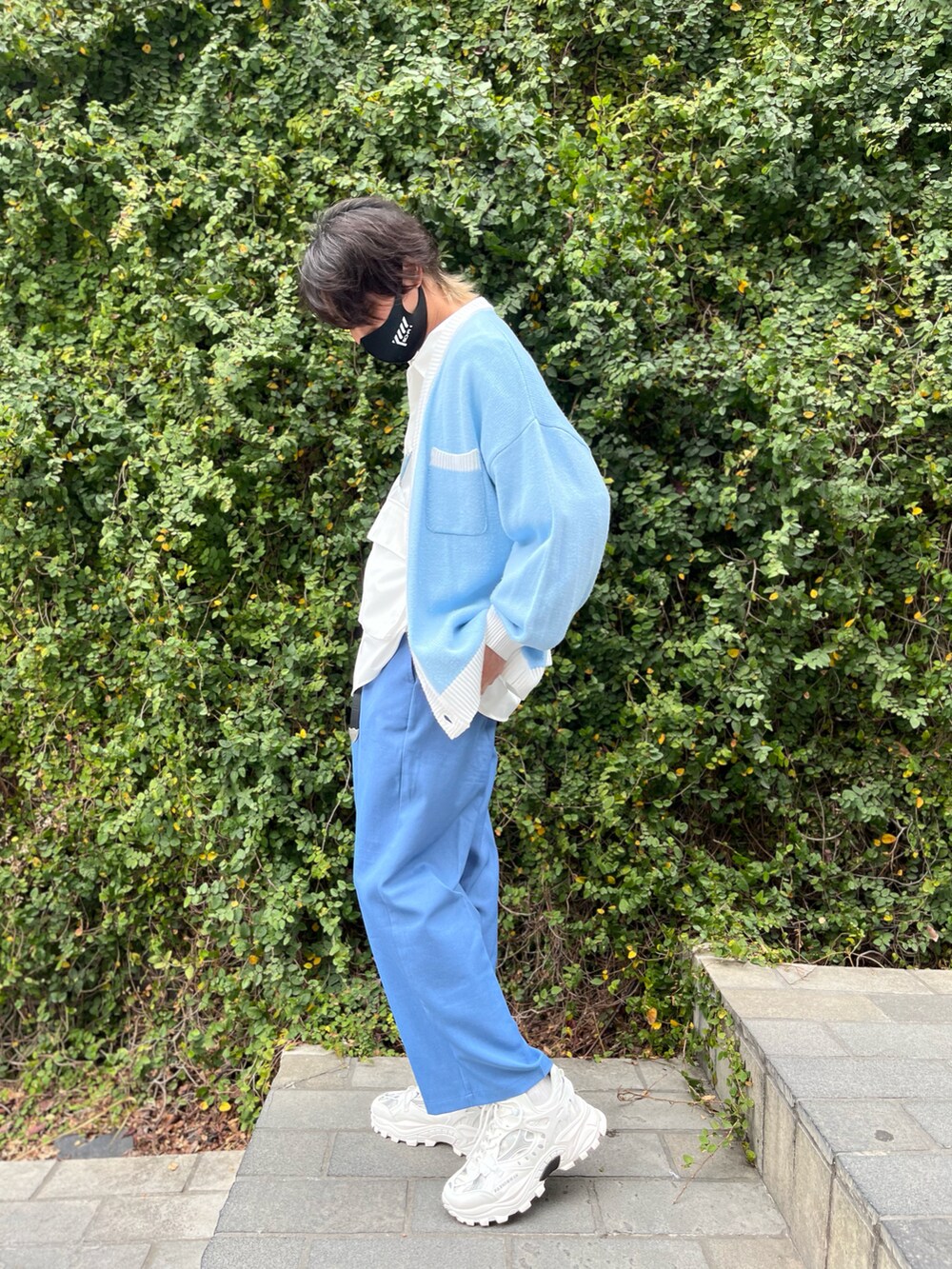 「Mr.creape、adrer、WEGO、CASPER JOHN、KUUUPY、aimoha(aimoha)、cha2、カーディガン、シャツ、ワイドパンツ、トートバッグ、スニーカー、青×白、ブルー x ホワイト、春コーデ」｜「mr. creapeのmr.creape ビッグシルエット配色カーディガン　(ブルー)（カーディガン/ボレロ、ブルー系）」を使った、アムネシアさん（メンズ・176cm）の春コーディネートの4枚目の写真