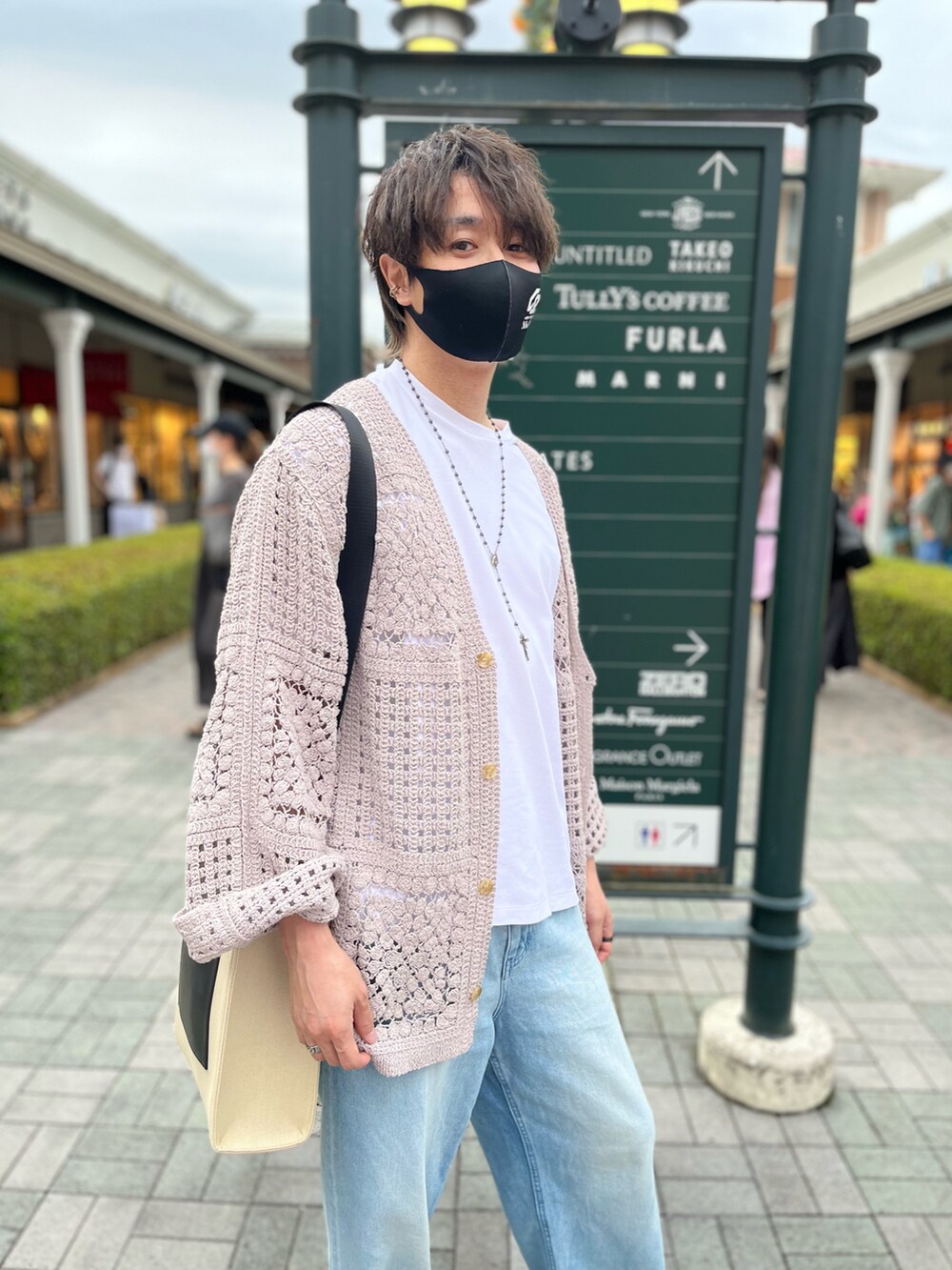 ベージュ系のトートバッグ、ベージュ系のカーディガン/ボレロ、ホワイト系のTシャツ/カットソーを着用したメンズの秋コーディネートの4枚目の写真