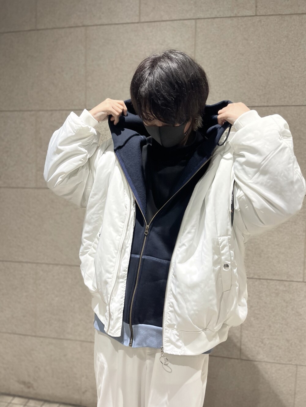 ホワイト系のMA-1、ホワイト系のカーゴパンツ、ブラック系のスニーカーを着用したメンズの冬コーディネートの5枚目の写真