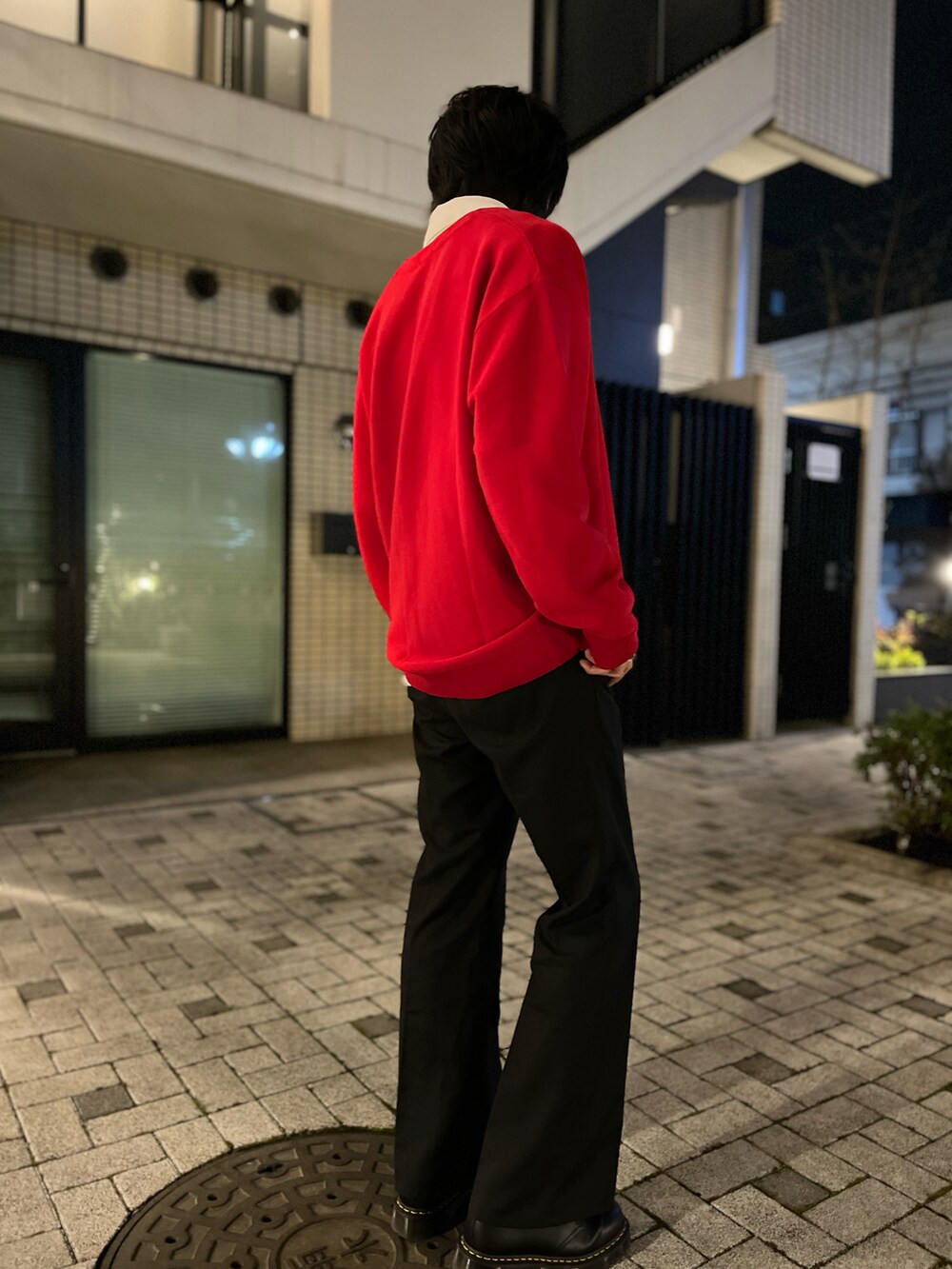 レッド系のカーディガン/ボレロ、ホワイト系のシャツ/ブラウス、ブラック系のタンクトップを着用したメンズの春コーディネートの4枚目の写真