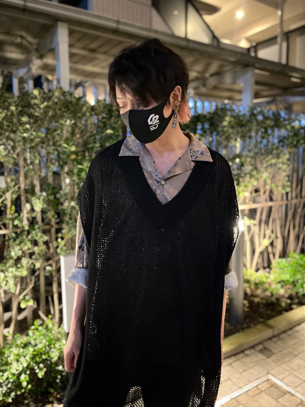 ブラック系のブーツ、ブラック系のベスト、ベージュ系のシャツ/ブラウスを着用したメンズの秋コーディネートの4枚目の写真