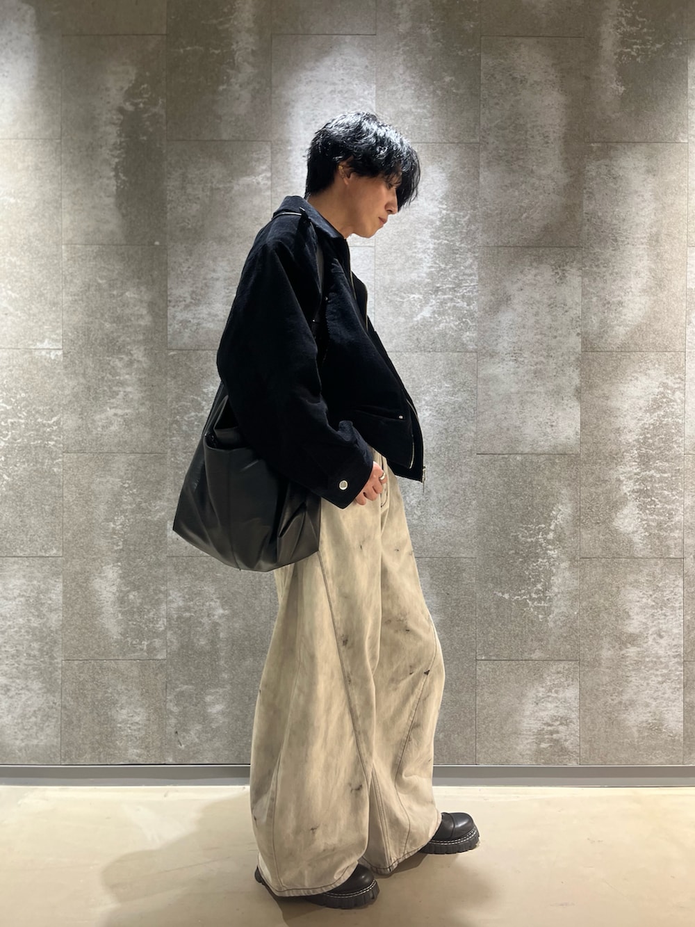 「短丈トップス、最近のいい感じコーデ、冬、Aライン、CASPER JOHN、tk.TAKEO KIKUCHI、LILL、aimoha(aimoha)、Lapis Moon、タックイン、プチプラ、ブーツ、ホワイトデニム、コーデュロイジャケット」|「CASPER JOHNのCorduroy B-3 gimmick flight blouson/コーデュロイB-3ギミックフライトブルゾン(ブルゾン、ブラック系)」を使った、アムネシアさん(メンズ・176cm)の冬コーディネートの2枚目の写真