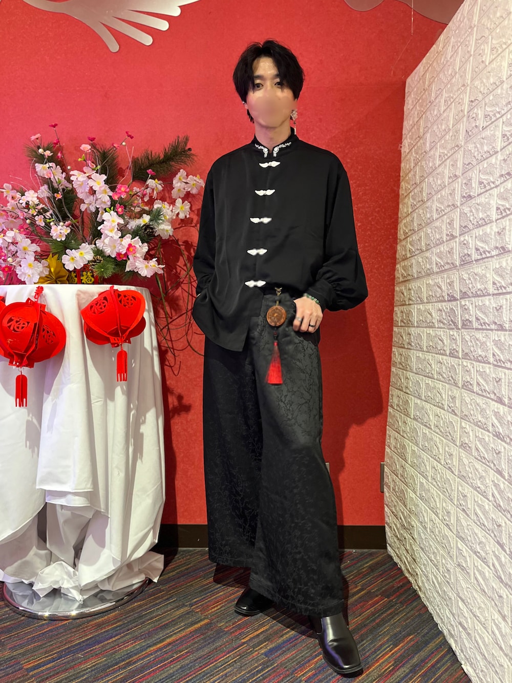 「Ellno Loset、adrer、KUUUPY、チャイナ、中華街、チャイナシャツ、ワイドパンツ、ヒールブーツ」｜「Ellno Losetのチャイナ刺繍ルーズシャツ（シャツ/ブラウス、ブラック系）」を使った、アムネシアさん（メンズ・176cm）の冬コーディネートの2枚目の写真