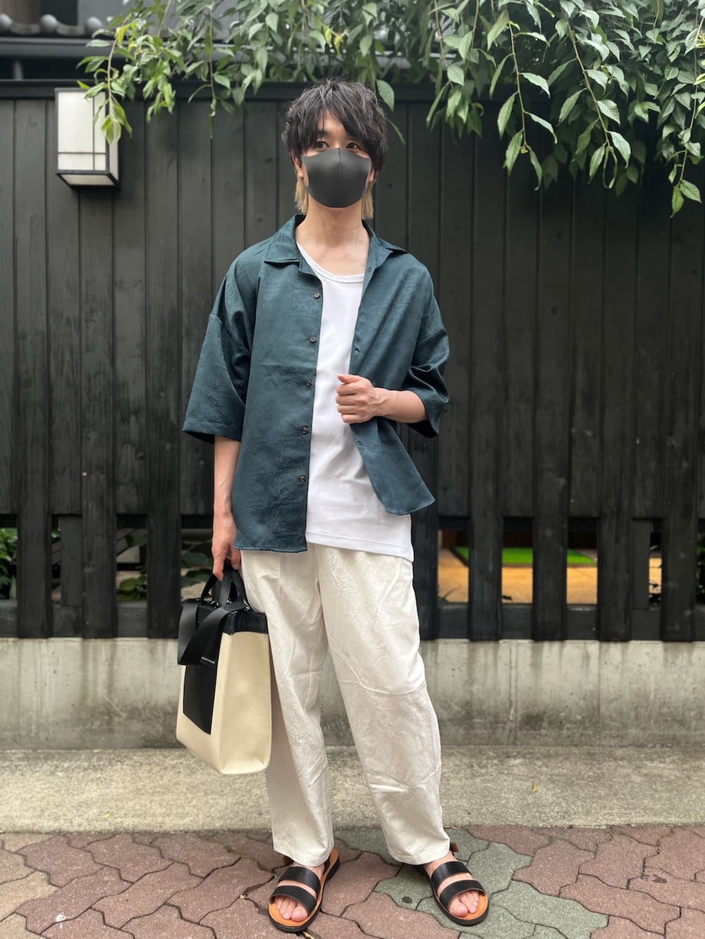 グリーン系のシャツ/ブラウス、ホワイト系のタンクトップ、ベージュ系のトートバッグを着用したメンズの夏コーディネートの2枚目の写真