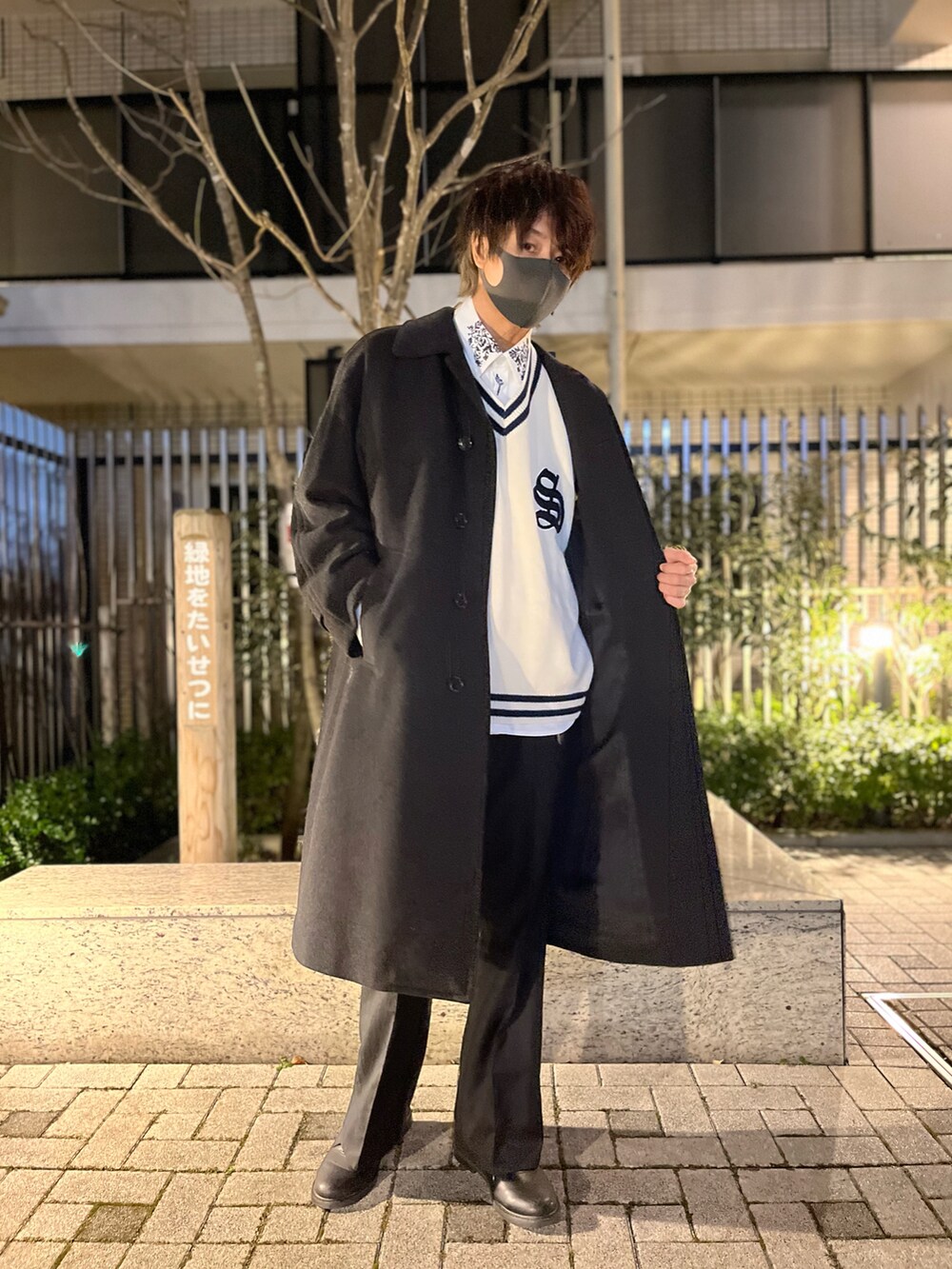 ホワイト系のベスト、ホワイト系のシャツ/ブラウス、グレー系のスラックスを着用したメンズの冬コーディネートの2枚目の写真