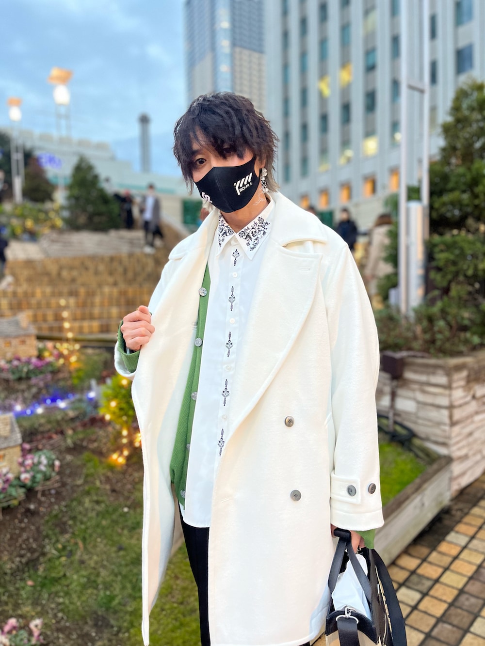「adrer、Ellno Loset、Junred、cha2、Pコート、カーディガン、ヒールブーツ、トートバッグ、フレアパンツ、刺繍、冬コーデ、お洒落さんとつながりたい、いいね、save、フォローお願いします🤑」｜「ADRERのADRER：High sole leather heel boots/ハイソールレザーヒールブーツ（ブーツ、ブラック系）」を使った、アムネシアさん（メンズ・176cm）の冬コーディネートの2枚目の写真