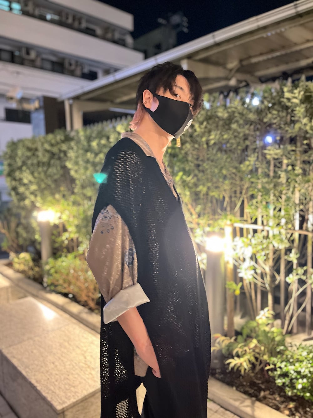 ブラック系のブーツ、ブラック系のベスト、ベージュ系のシャツ/ブラウスを着用したメンズの秋コーディネートの3枚目の写真