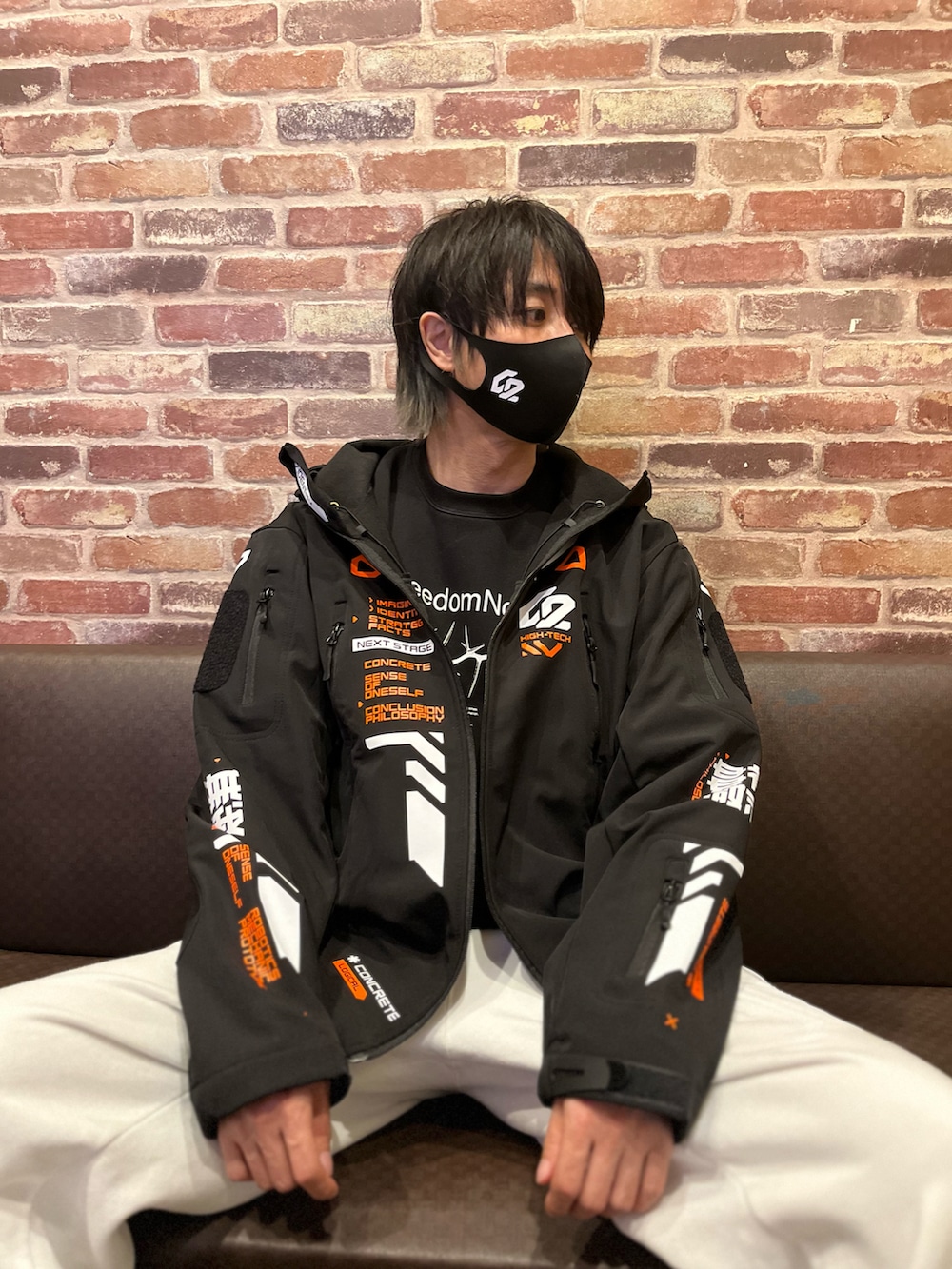 ホワイト系のスウェットパンツ、ブラック系のスニーカー、ブラック系のショルダーバッグを着用したメンズの冬コーディネートの5枚目の写真