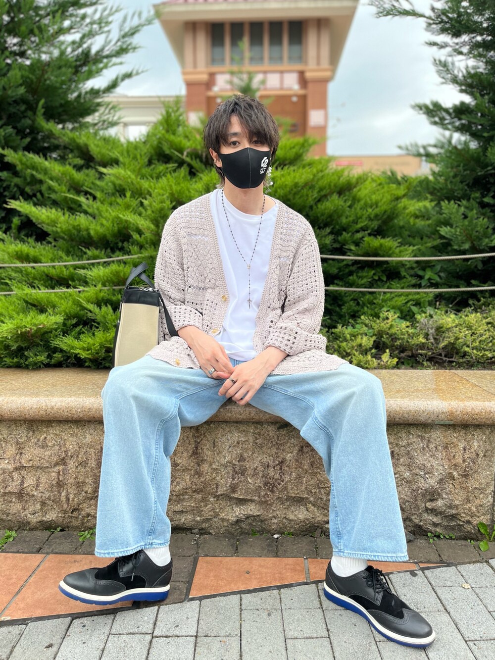 ベージュ系のトートバッグ、ベージュ系のカーディガン/ボレロ、ホワイト系のTシャツ/カットソーを着用したメンズの秋コーディネートの2枚目の写真